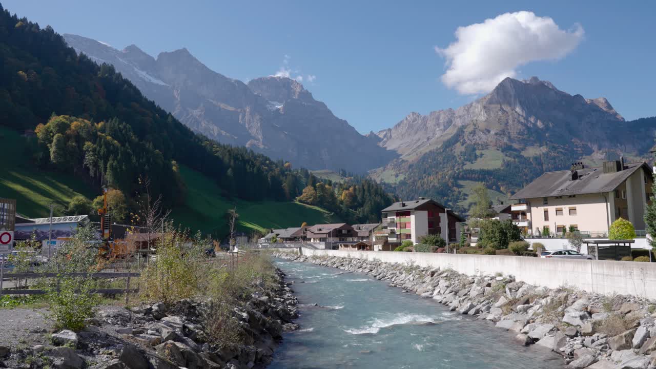 río que fluye a través de la hermosa ciudad de engelberg, suiza