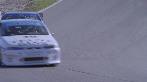 coches de carreras compitiendo en una pista de circuito