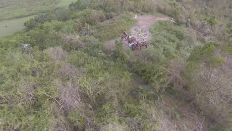 Toma-Aérea-De-Jinetes-En-Las-Montañas-De-Cuba.