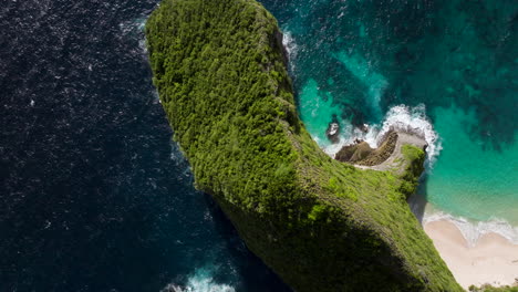 Flying-over-hilltop-at-Kelingking-Beach-of-Nusa-Penida-island,-Bali-in-Indonesia