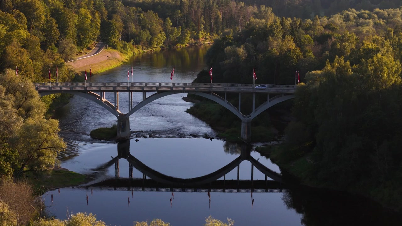 Silta Gauja-joen yli. Matkailu, loma ja turismi Siguldassa, Latviassa