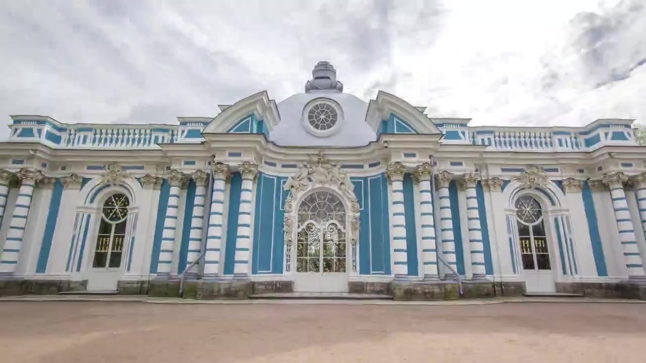 Grot Paviljoen Reflectie: Serene Tsarskoje Selo Catharinapark Timelapse in Sint-Petersburg, Rusland. Wolken drijven over de groene bomen in een tuin.