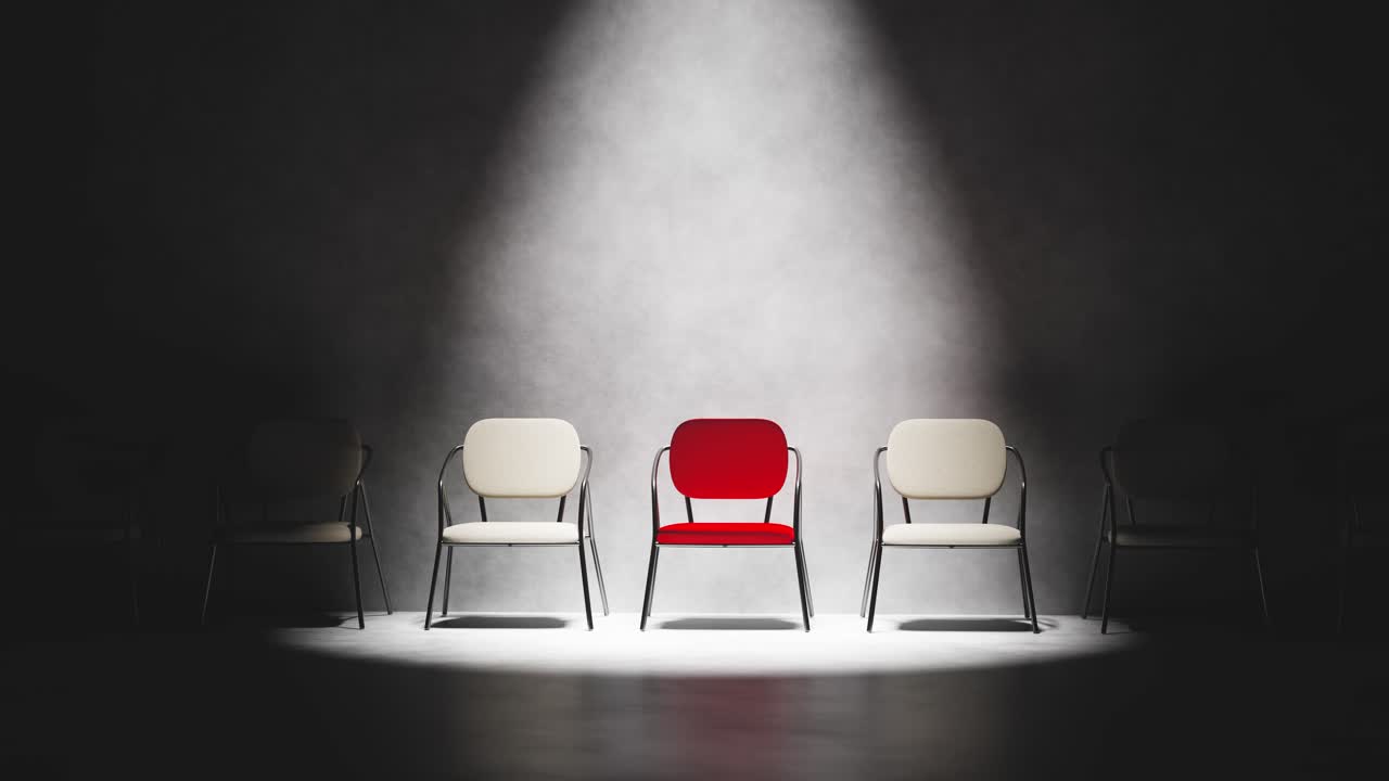 Rode Stoel in de Schijnwerpers Tussen Lege Stoelen