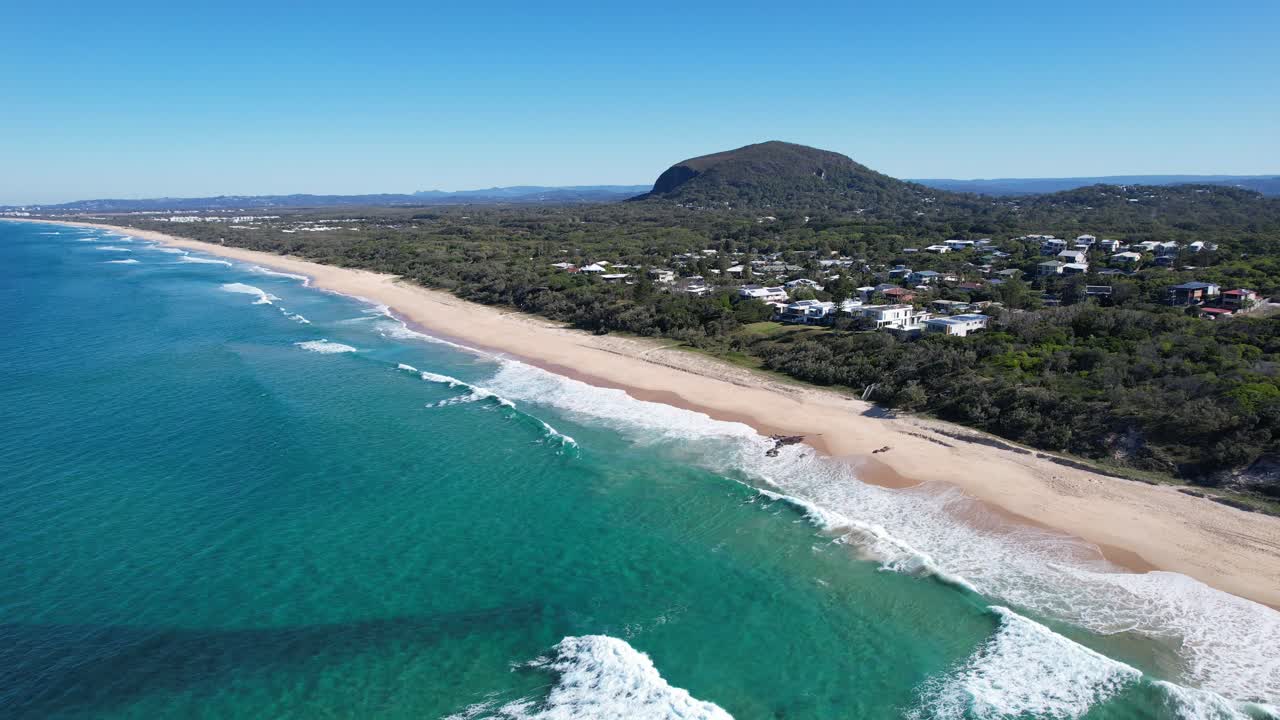 playa de yaroomba con paisaje marino turquesa en queensland, australia - toma aérea de un dron