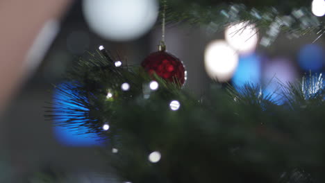 Empujar-A-Través-De-Cerca-De-Un-árbol-De-Navidad-Hermosamente-Decorado-Iluminado-Con-Luces-De-Colores