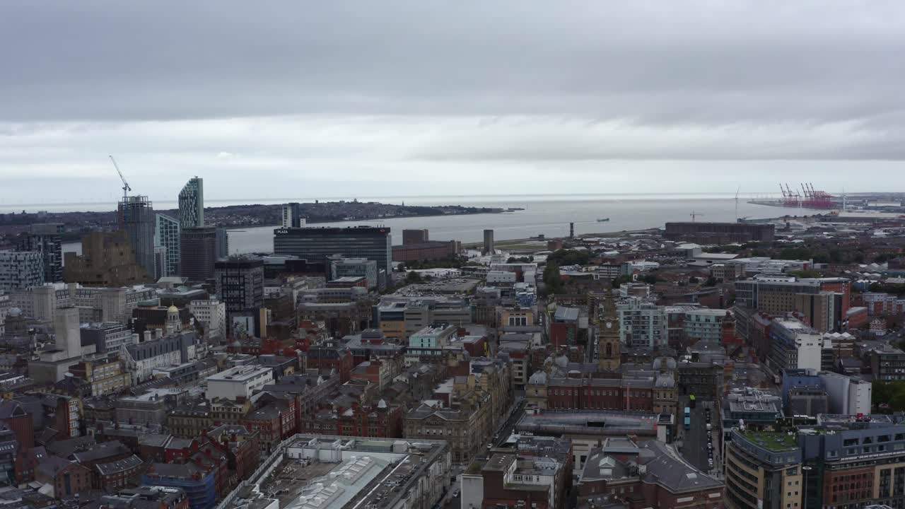 리버풀 시내 중심가의 건물에서 멀어지는 드론 샷 01