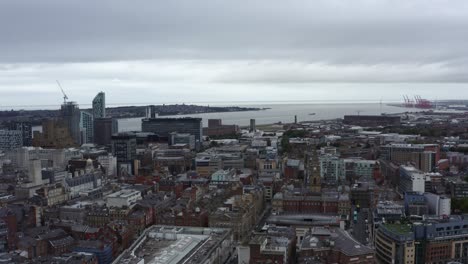 disparo de drone alejándose de los edificios en el centro de la ciudad de liverpool 01
