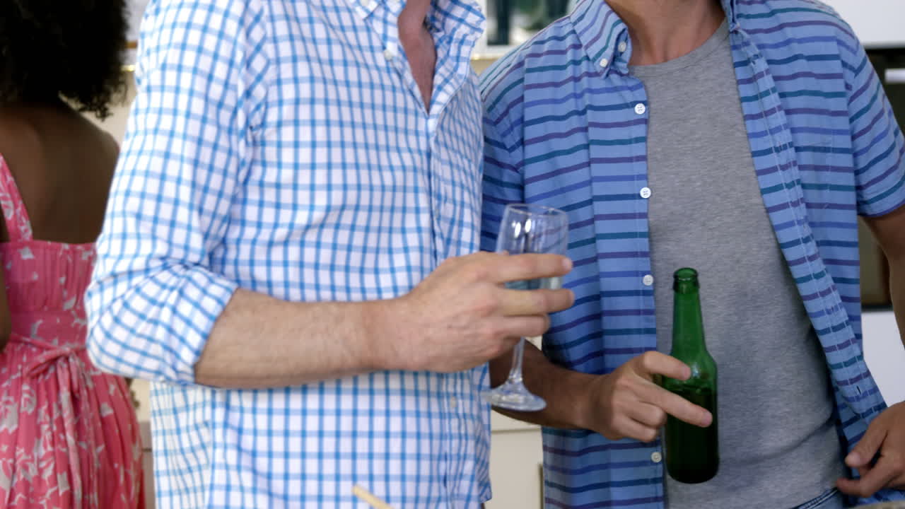 amigos bebiendo vino blanco