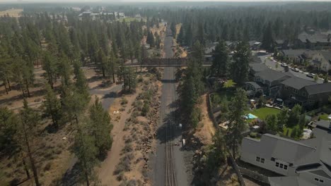 Drohnenaufnahmen-Von-Bahngleisen-In-Bend,-Oregon,-An-Einem-Sonnigen-Tag