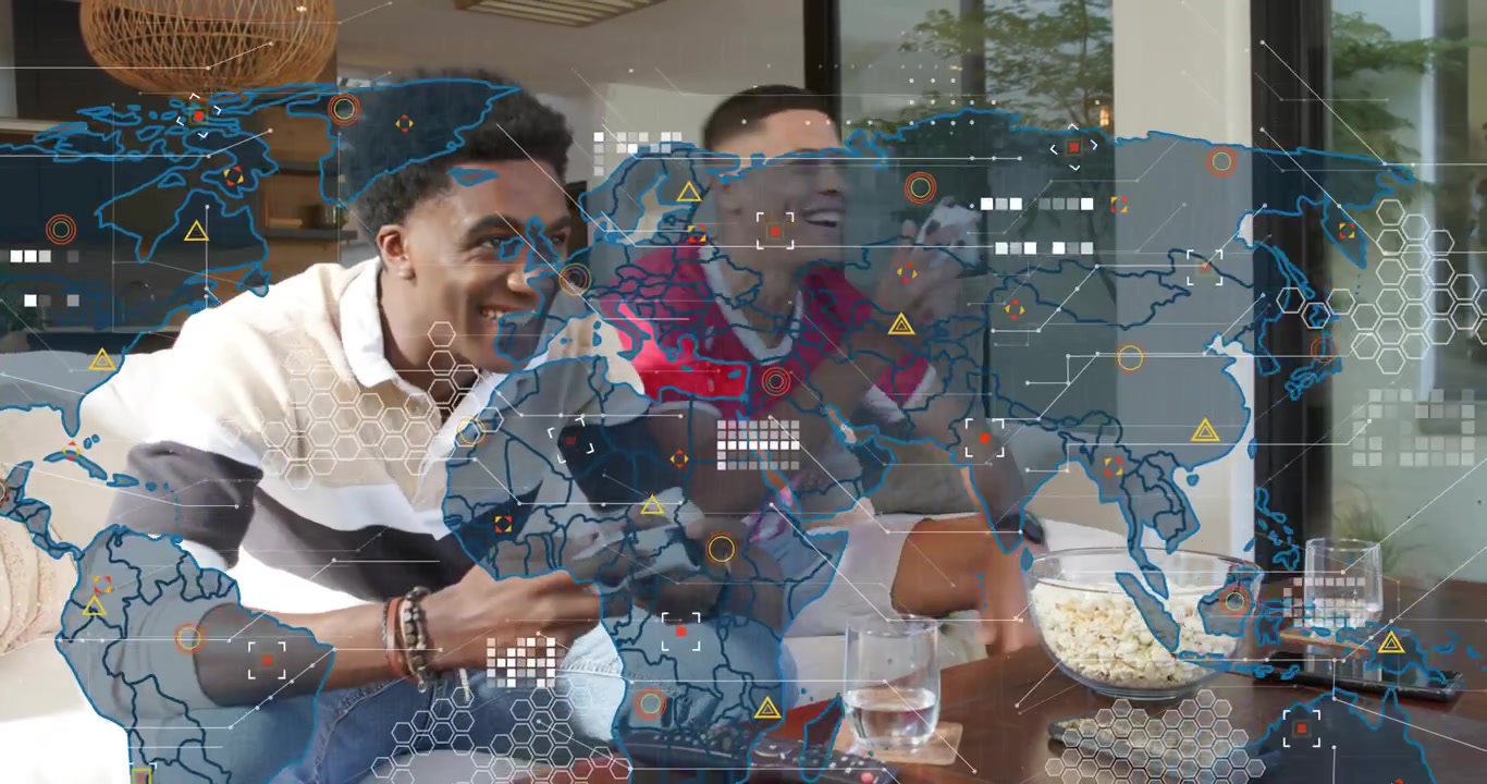 Amici che premono i controller di gioco sul divano, attivando una sovrapposizione di rete che potenzia il gioco competitivo.