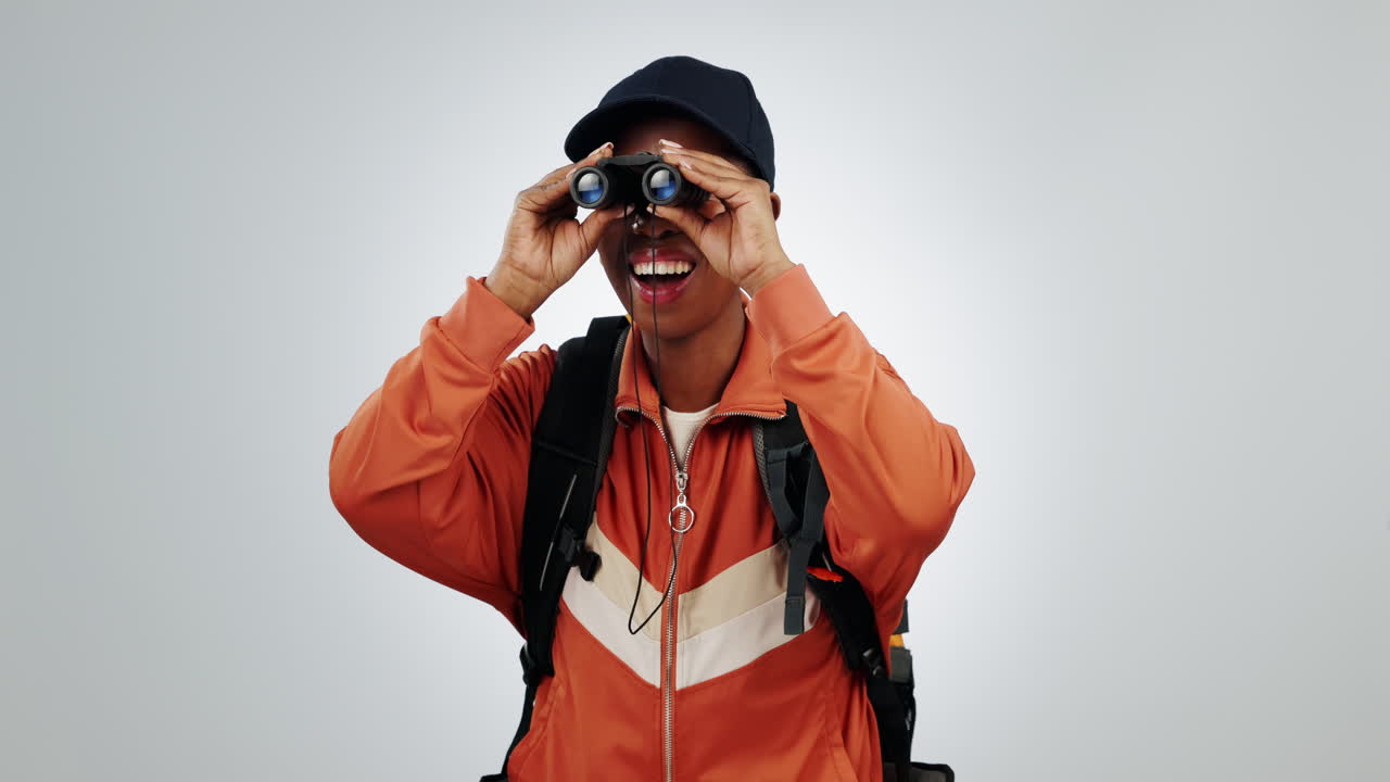 turista, mochilero y mujer con binocular