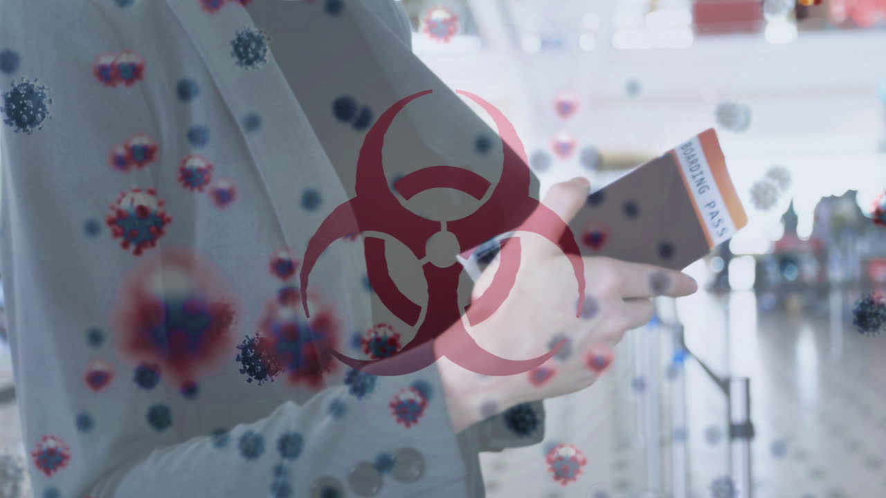 코로나19 세포가 줄을 서서 기다리는 여성을 향해 움직이는 위험 표지판의 디지털 복합 비디오