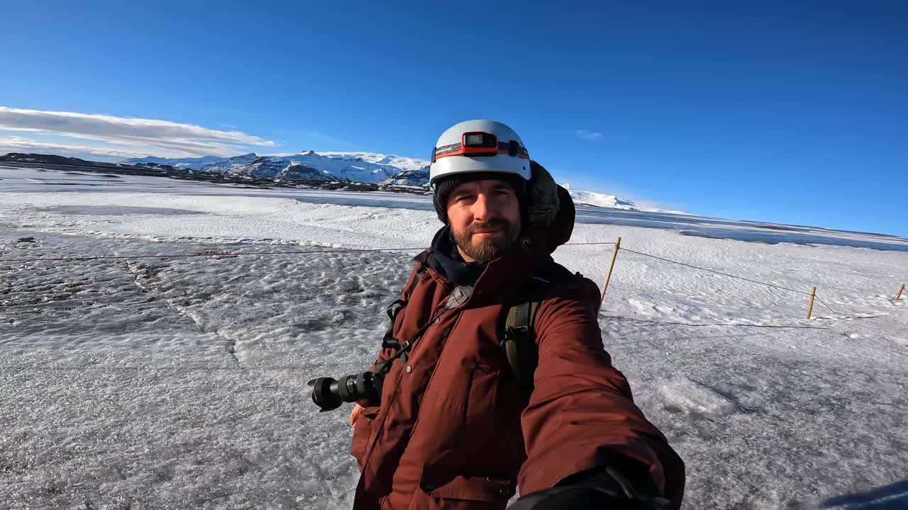 Uomo che si fa un selfie su un ghiacciaio