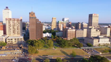 Buena-Toma-Aérea-De-Establecimiento-Del-Centro-De-La-Ciudad-Y-El-Distrito-De-Negocios-De-Memphis,-Tennessee,-Desde-Mud-Island-Y-Mississippi-Río-1