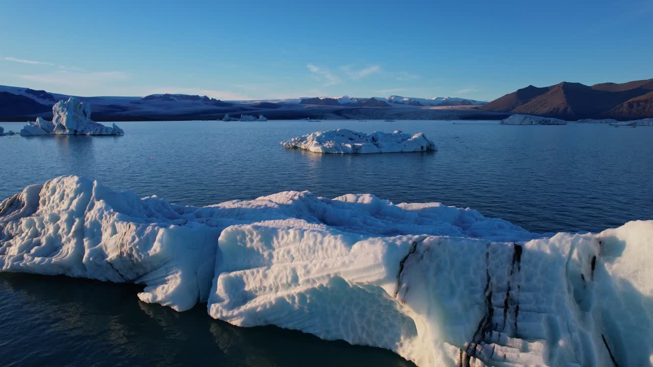 Sobrevuelo de los icebergs de la laguna Jokulsarlon durante un atardecer tranquilo