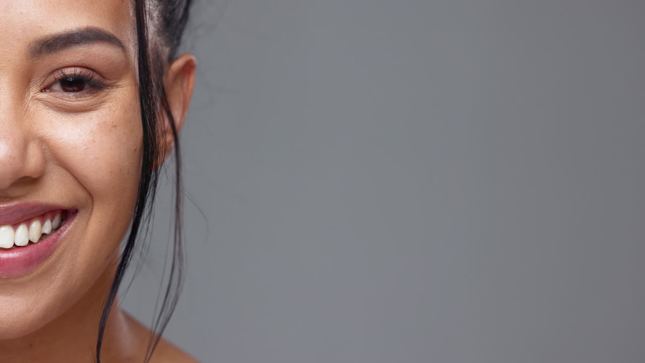Donna felice, viso e denti su mockup per il settore dentale