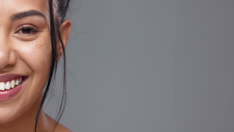 mujer feliz, cara y dientes en maqueta para la odontología
