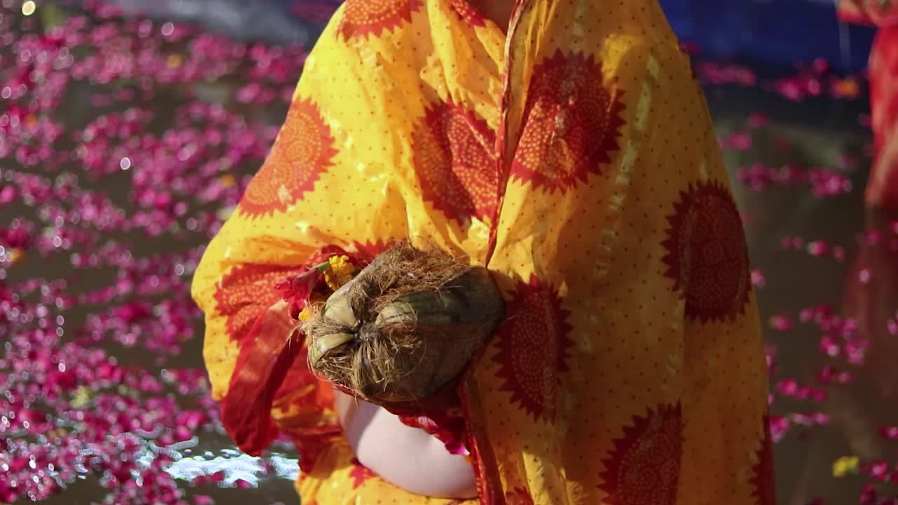 devota haciendo rituales sagrados en el festival desde diferentes ángulos el video se toma en las ocasiones del festival chhath que se utiliza para celebrar en la india del norte el 28 de octubre de 2022