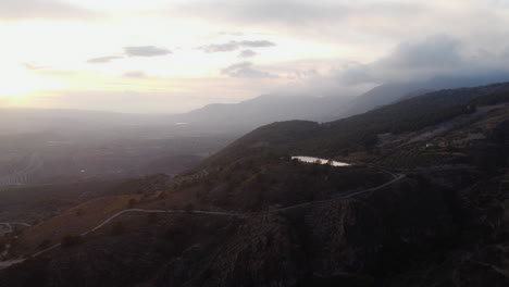 Drohnenaufnahme-Eines-Wunderschönen-Spanischen-Sonnenuntergangs-In-Der-Nähe-Von-Granada