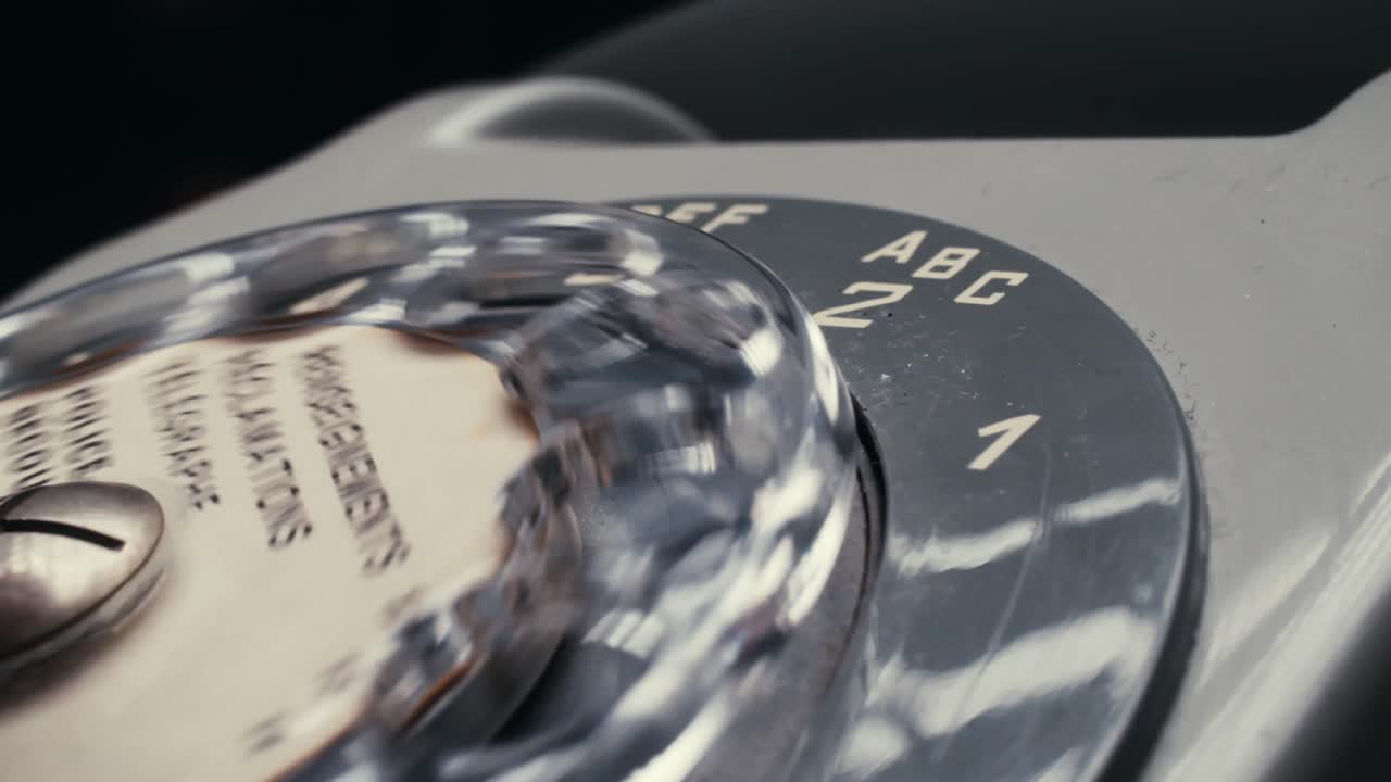 오래된 전화로 전화를 거는 손의 슬로우 모션 닫기 샷