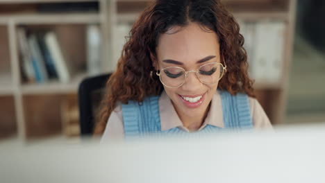 Computadora,-Mujer-Feliz-Y-Pensando-En-Una-Oficina