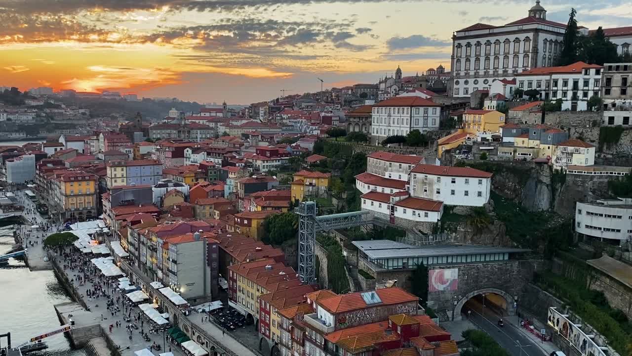 Panoramica del bellissimo paesaggio urbano di Porto sulla riva del fiume al tramonto, Portogallo