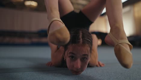 joven gimnasta practicando el handstand