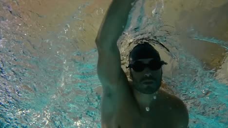 Underwater-view-of-man-swimming