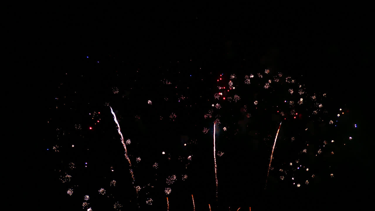 Magnifico spettacolo di fuochi d'artificio astratti e colorati per una celebrazione, su sfondo notturno