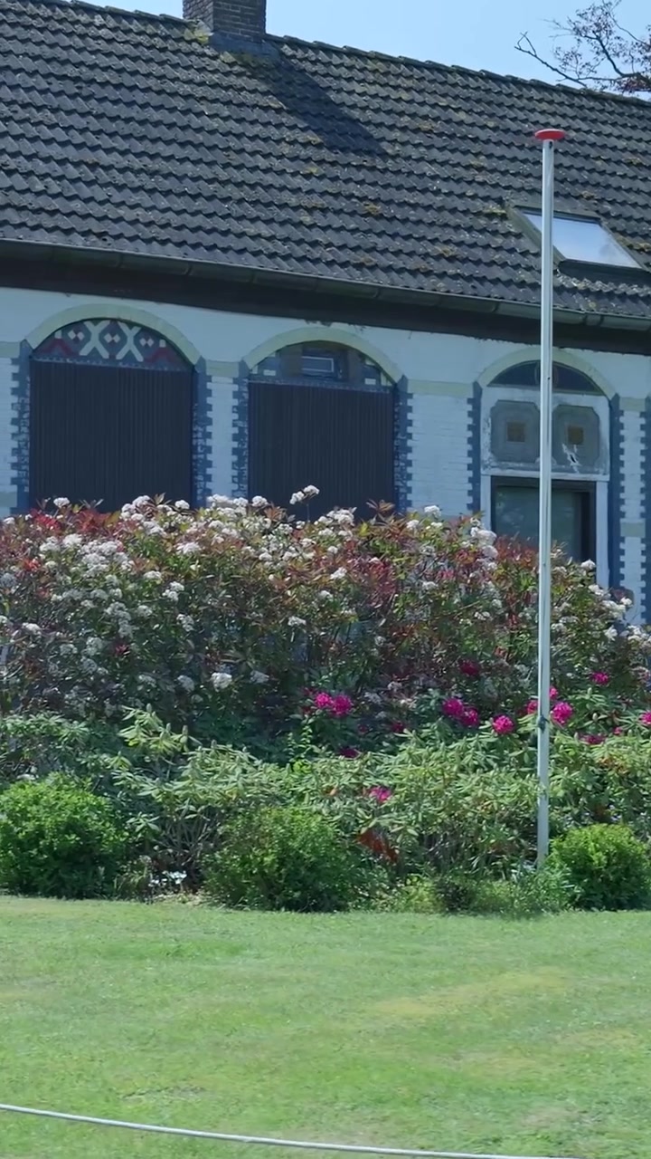 Buitenaanzicht van een traditioneel Nederlands huis met een tuin