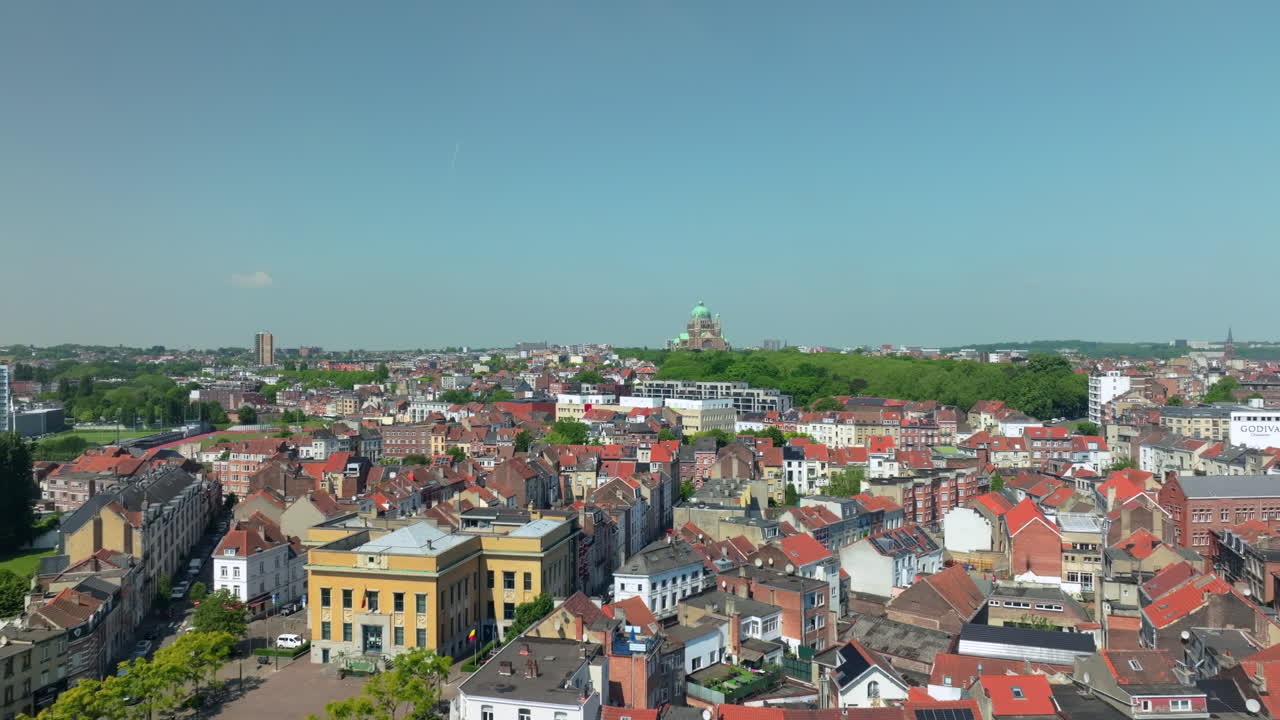 Carrellata aerea in avanti verso la Basilica del Sacro Cuore di Koekelberg a Bruxelles.
