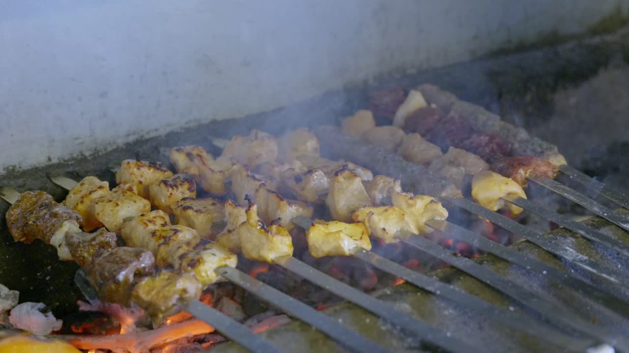 연기와 함께 숯불에 구운 꼬치에 생 닭고기