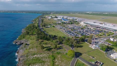 Luftaufnahme-Des-Internationalen-Flughafens-Las-Americas-Tagsüber-In-Punta-Caucedo,-Dominikanische-Republik