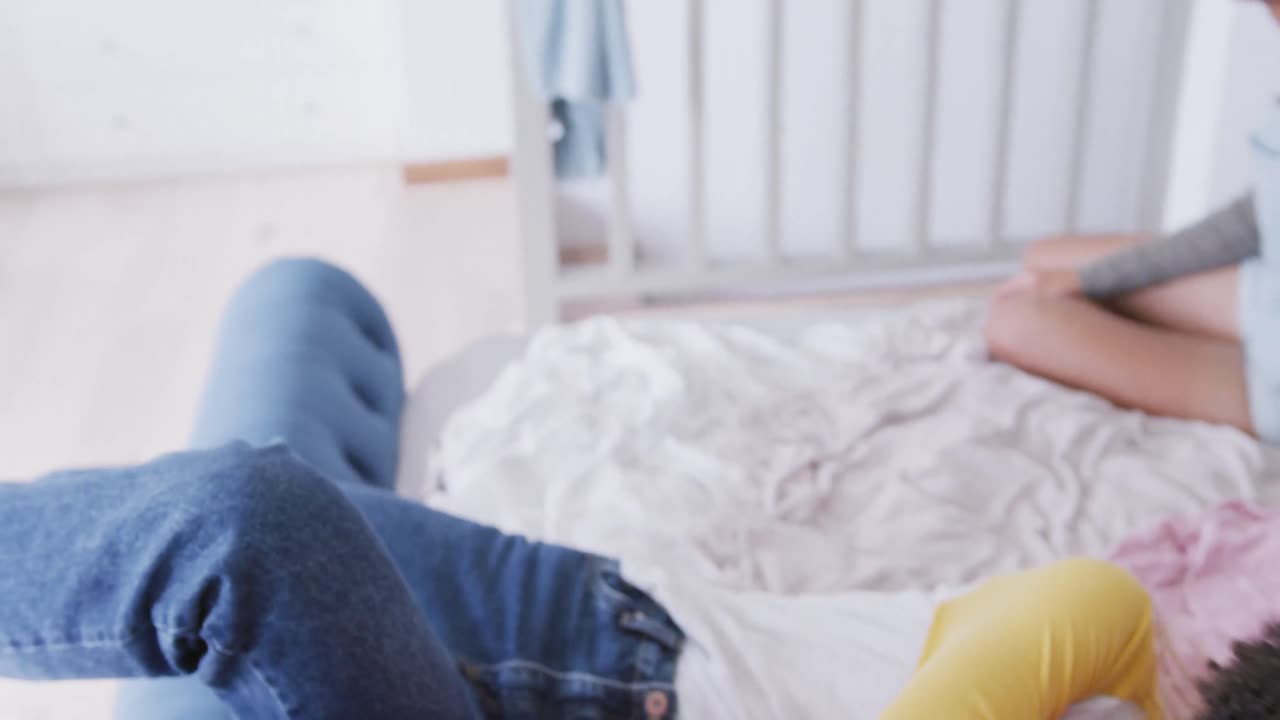 다양한 행복한 십대 소녀 친구들이 침대에서 웃고 포옹하고, 슬로우 모션