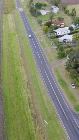 imágenes aéreas de la carretera y el campo circundante