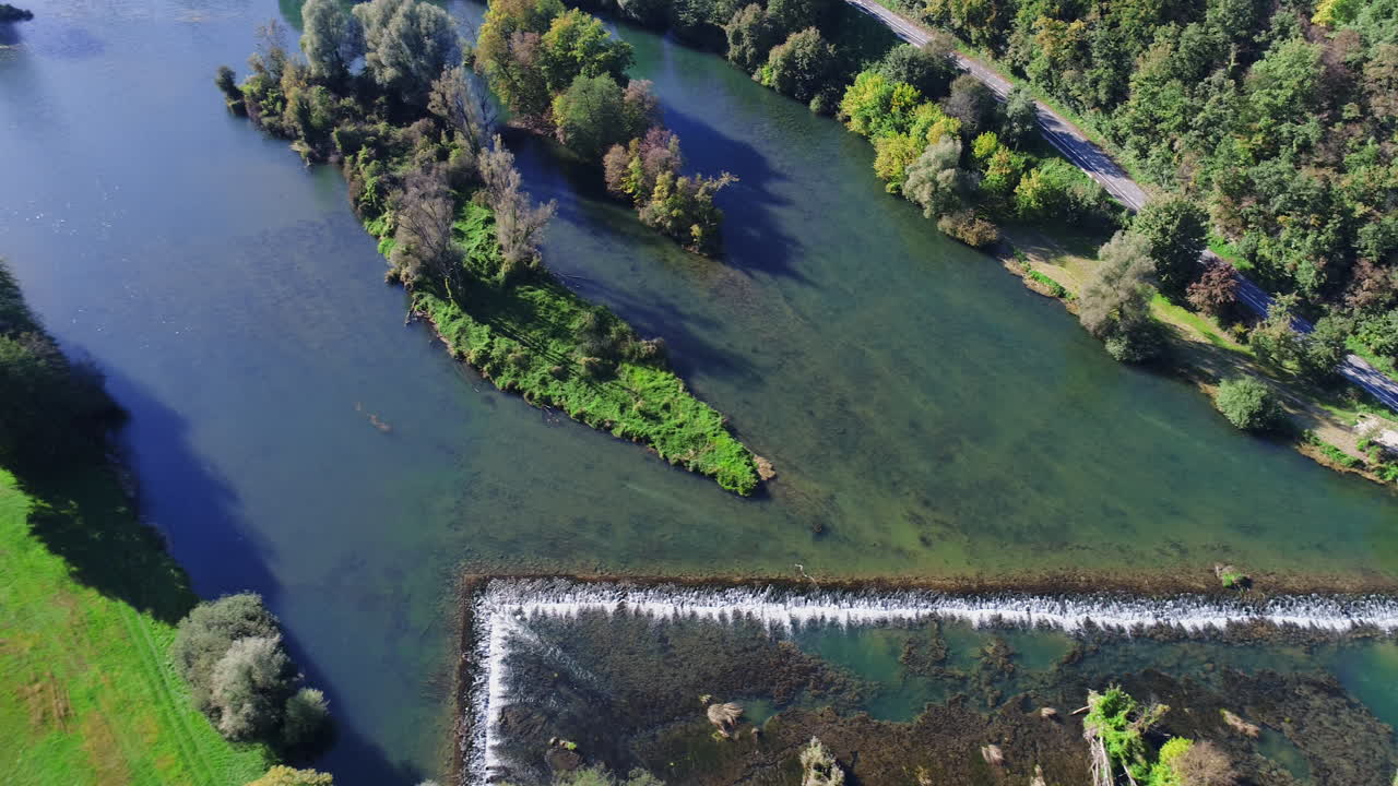 Letecký pohled na řeku Krku s vlnolamem ve vodě.