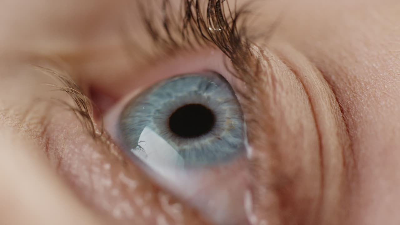 눈방울을 사용하는 액체 의약품 건강한 시력 명확성 개념