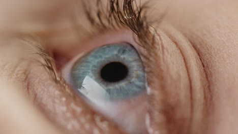 macro ojo de cerca usando gotas para los ojos medicina líquida visión sana concepto de claridad