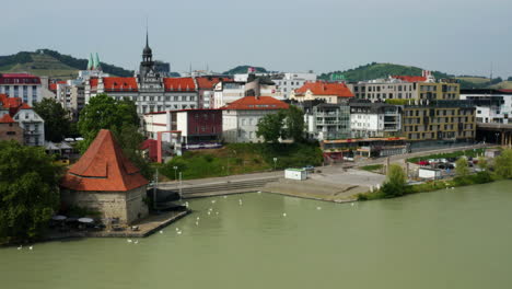 Vista-Aérea-De-La-Torre-De-Agua-Por-El-Río-Drava-En-Maribor,-Eslovenia