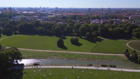 Mejor-Vista-Aérea-Vuelo-Schwabinger-Creek-Jardín-Inglés-Munich-Alemania-Bávaro,-Verano-Soleado-Cielo-Azul-Día-23