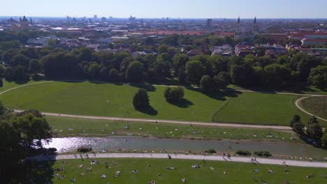 mejor vista aérea desde arriba vuelo schwabinger creek jardín inglés munich alemania bávaro, verano cielo azul soleado día 23