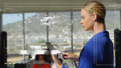animación de procesamiento de datos sobre mujer de negocios caucásica usando tableta digital en la oficina