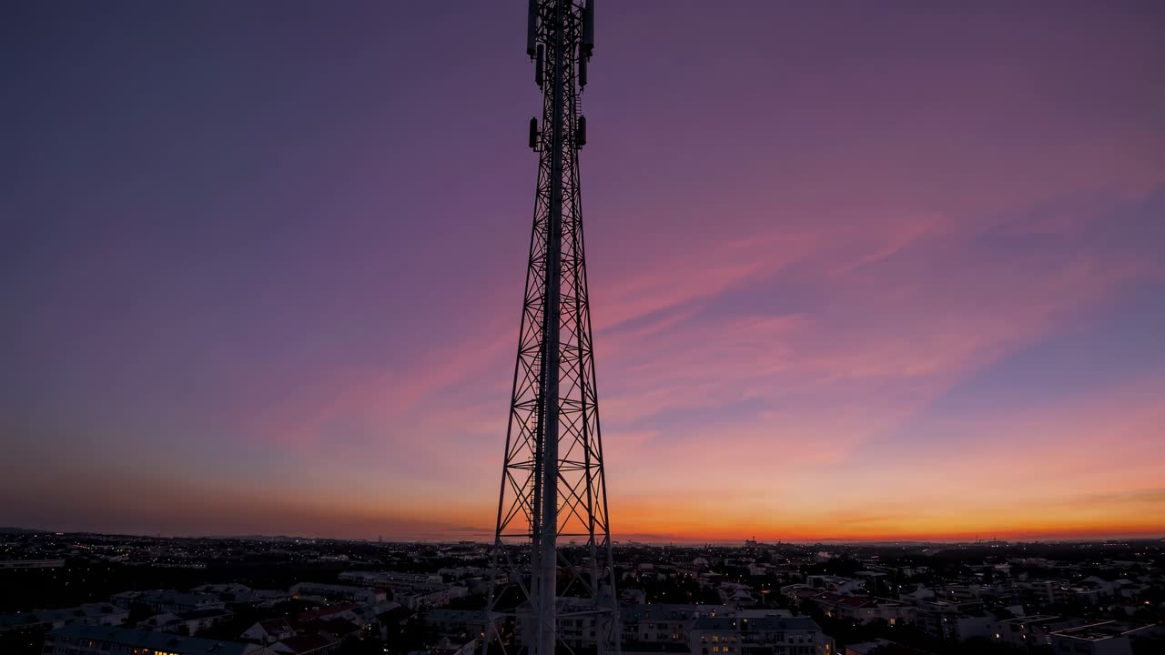el paisaje urbano al atardecer con la torre de telefonía celular
