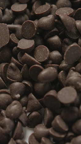 video de primer plano de varios trozos de chocolate sobre un fondo blanco