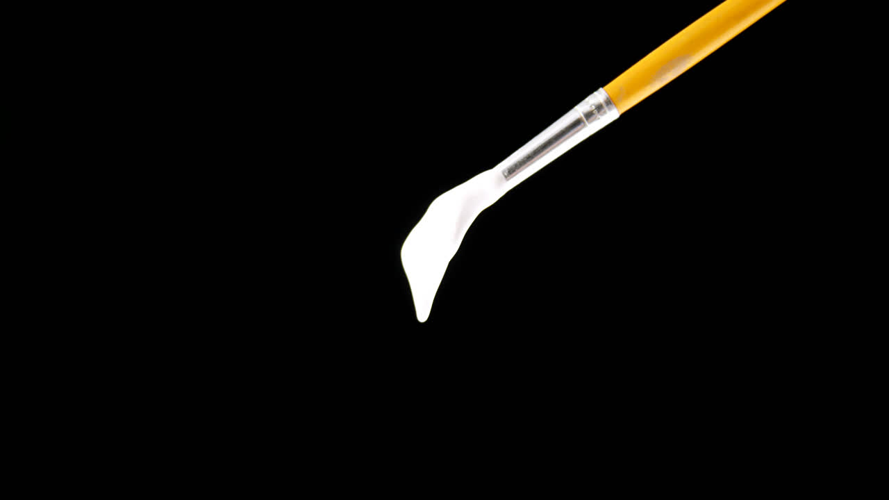 검은 바탕 4k에 대한 브러시에서 떨어지는 페인트