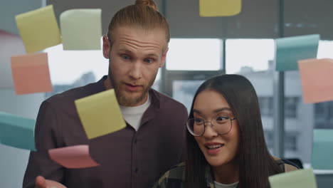 Emotional-couple-arguing-in-transparent-wall-close-up.-Stressed-girl-explaining