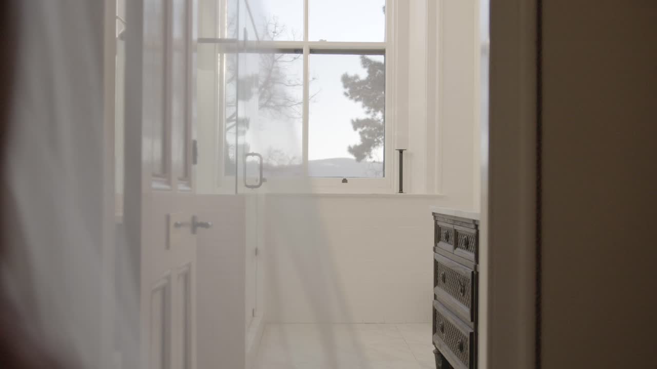 행복한 신부, 결혼식 꽃다발을 들고 섬을 걸어갈 준비가 된 드레스 꼬리