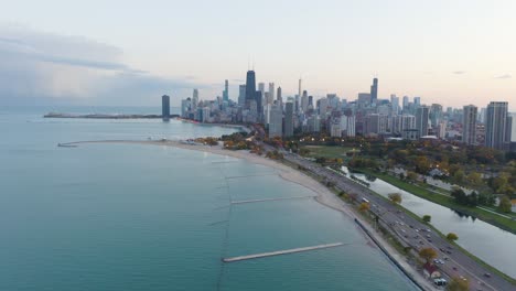 Toma-Aérea-Del-Lago-Michigan-Y-El-Paisaje-Urbano-De-Chicago---Colorido-Atardecer-De-Otoño