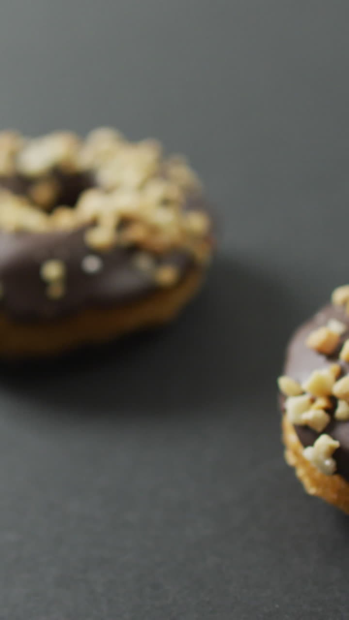 video de rosquillas con chocolate sobre un fondo gris