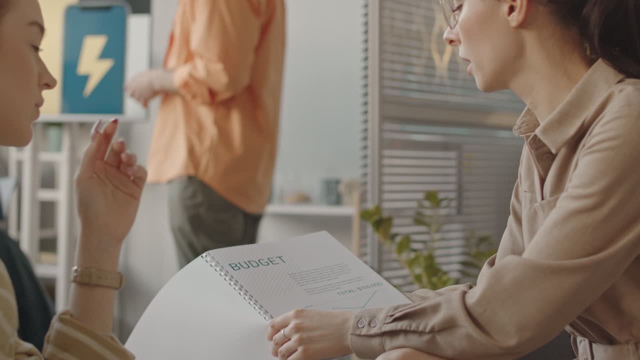 제품 홍보를 위해 예산을 계획하는 smm 전문가